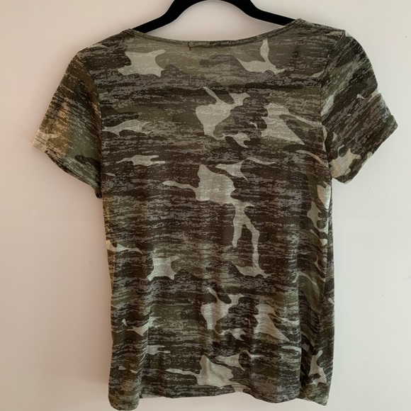 👜2 for $10 / Slightly shear cropped camo T shirt - Picture 2 of 2